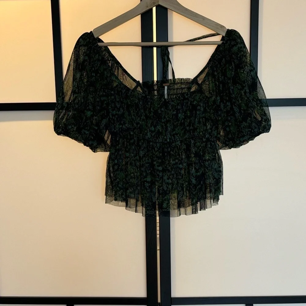 Free People PENELOPE puff sleeve tie at back blouse. Women’s XS‎